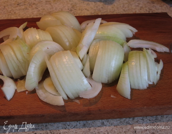 Нарезаем 1 луковицу полукольцами.