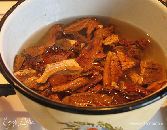 Отвариваем отдельно промытые сухие грибы.