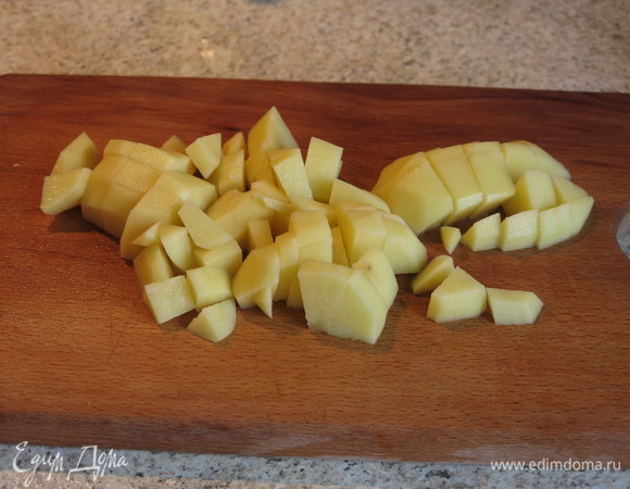 Нарезаем картофель. Кладем картофель в кипящий бульон.