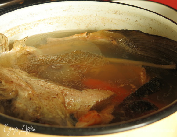 Варим бульон из 700–900 г рыбных голов и хребтов, луковицы целой, корня петрушки и морковки. Процеживаем бульон, лук и морковь выбрасываем, получается 2,5 л бульона.