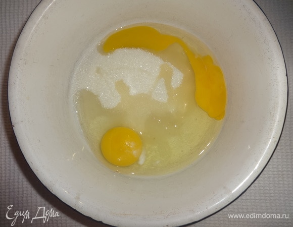 Соединить яйца с сахаром и солью, взбить.