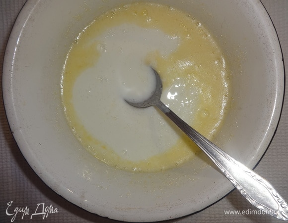 Всыпать просеянную муку с содой, перемешать.