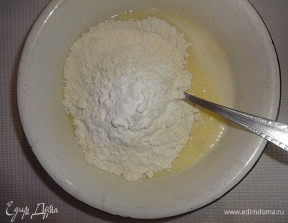 Добавить кефир, перемешать.