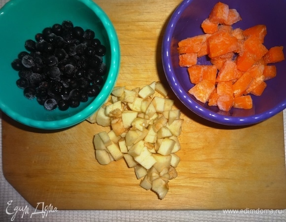 Подготовить фрукты-ягоды. Можно взять свежие, можно замороженные. У меня рябина и тыква, нарезанная кусочками, были замороженными, их я не размораживала. Яблоко очистить от кожуры и семян, нарезать небольшими кубиками.