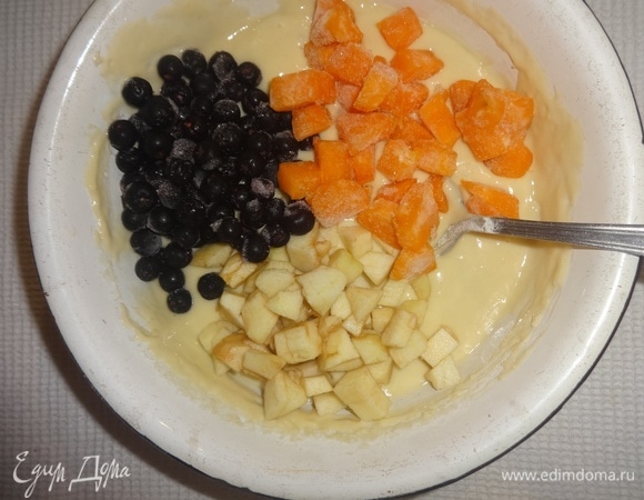 Рябину, тыкву, яблоко положить в тесто.