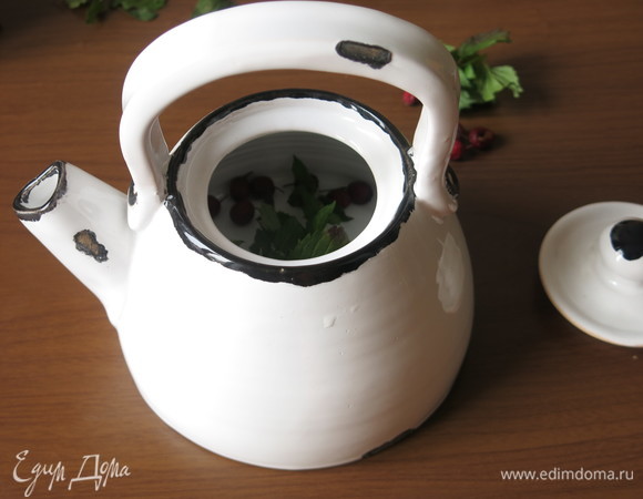 В чайник или термос кладем ягоды и веточки мяты.