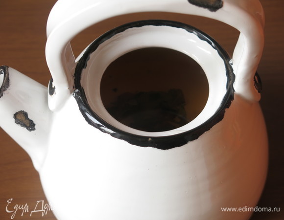 Заливаем кипятком. Чайник укутываем (если готовим в термосе, плотно закрываем).