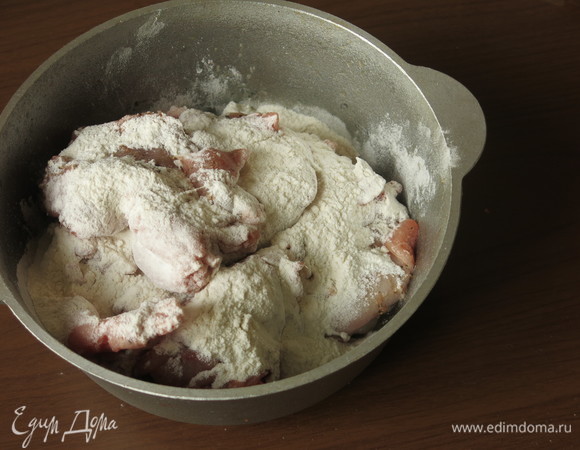 Разделываем кролика, будем готовить из половинки тушки. Вес условный, зависит от размера зверя. Обваливаем кусочки кролика в муке, перчим.