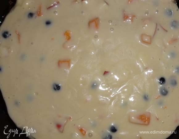 В форму, смазанную маслом, выложить тесто.