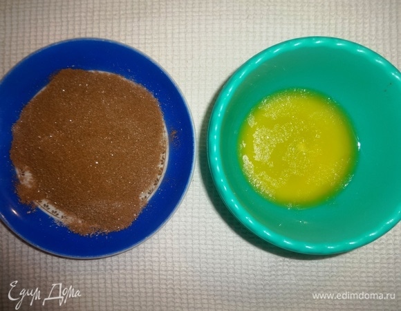 Для украшения верха пирога сливочное масло растопить. Корицу перемешать с сахаром.