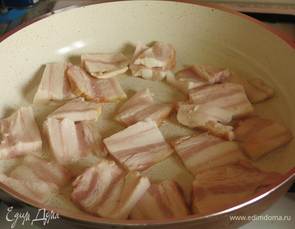 На сковородке или в котелке обжариваем бекон.