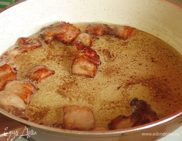 Получается много жира и шкварок. Сало вынимаем. Выглядит жутко, тяжеловато, хотя в готовом блюде ничего жирного не ощущается.