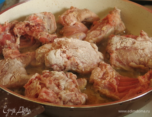 В жире обжариваем кролика.