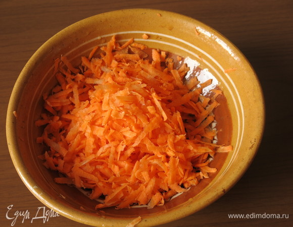 Натираем морковь.