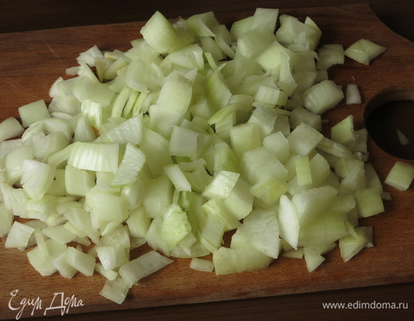 Нарезаем кубиками лук.