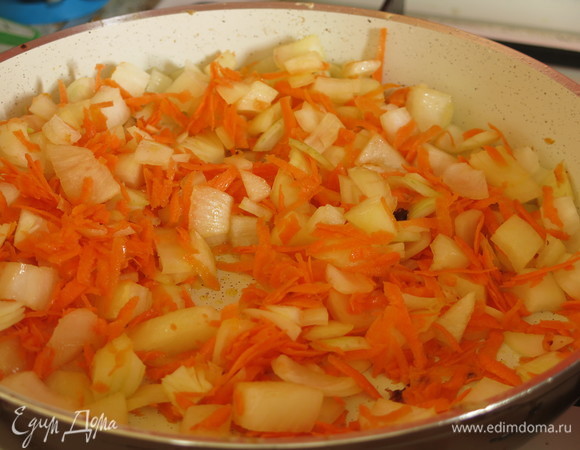 На этом жире обжариваем лук и морковь.