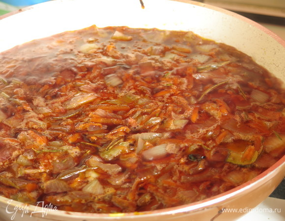 Доливаем еще стакан воды, даем закипеть. Солим. Вливаем уксус бальзамический.