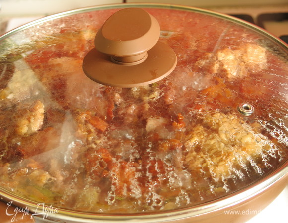 Даем закипеть на среднем огне, держим пару минут, потом уменьшаем огонь и тушим под крышкой 1,5 часа. Проверяем, чтобы соус не выкипел.