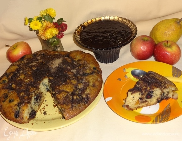 Достать пирог из духовки, выложить на блюдо. Разрезать на порции и подать вместе с любимым напитком. Прошу к столу! Приятного аппетита!