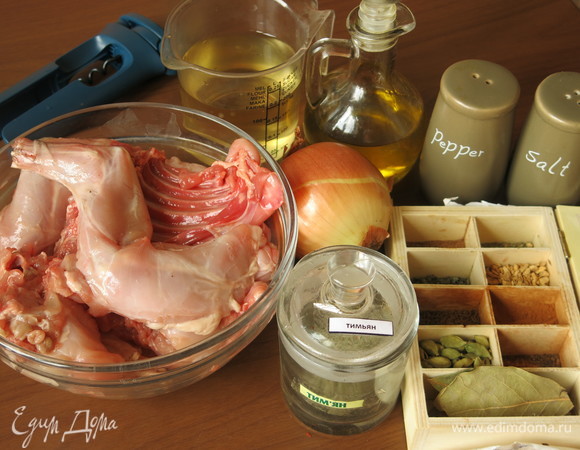 Подготовим продукты: кролик, специи, миндаль, зелень, лук, чеснок.