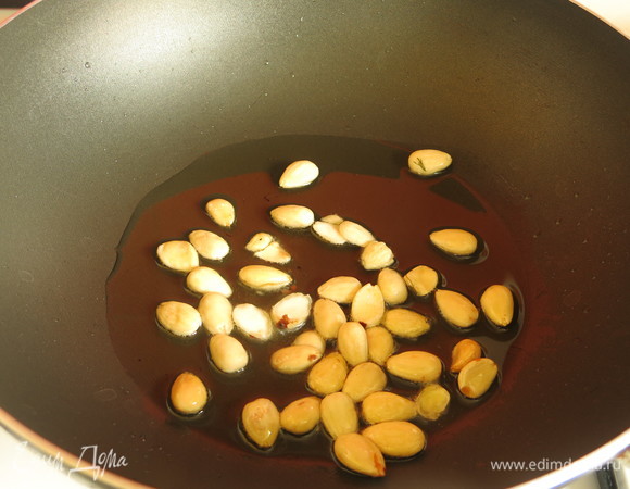 В оливковом масле обжариваем миндаль до золотистого цвета.