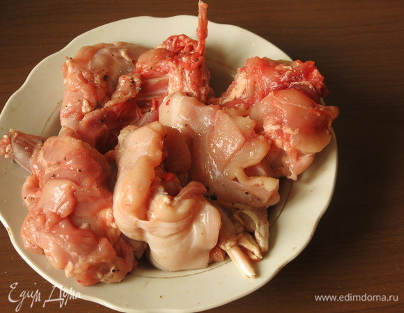 Перчим и солим кролика.