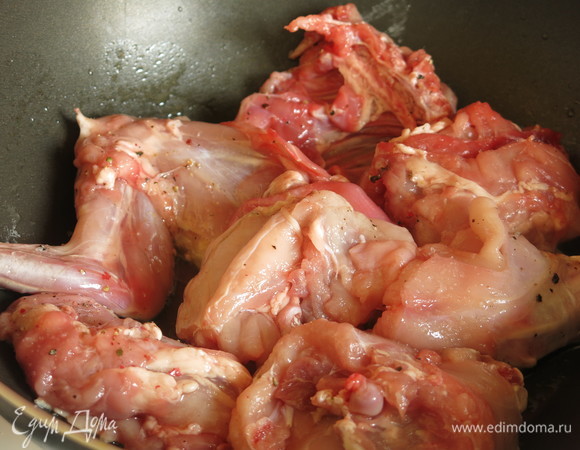 Вынимаем миндаль и на этом же жире обжариваем кролика.