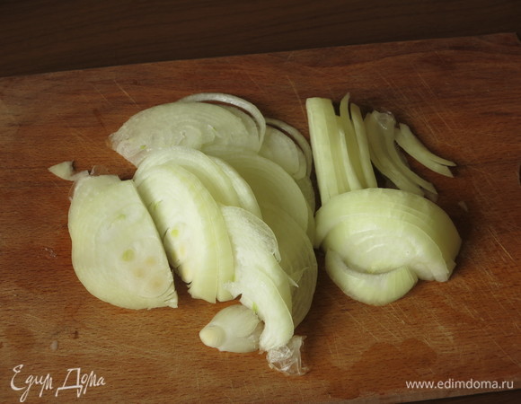 Нарезаем лук полукольцами.