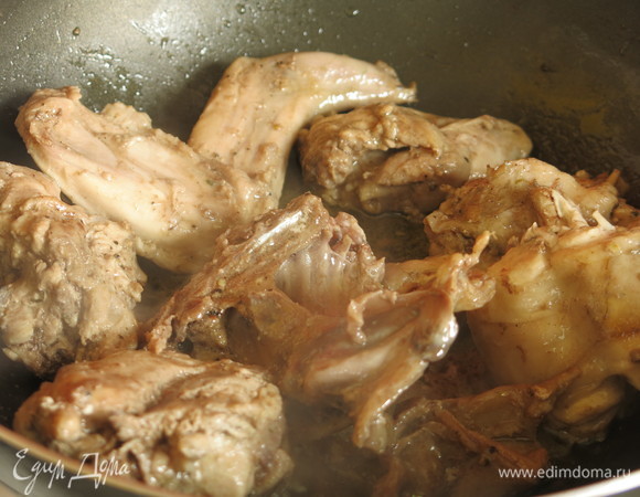 Кролик обжарен, вынимаем его.