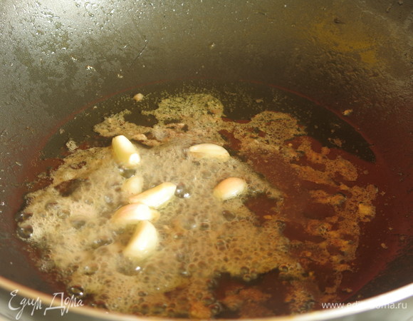 На жире обжариваем до золотистого цвета целый чеснок.