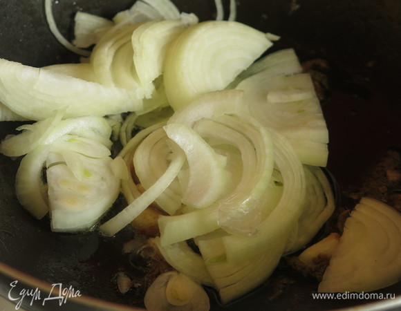 Кладем лук, жарим.