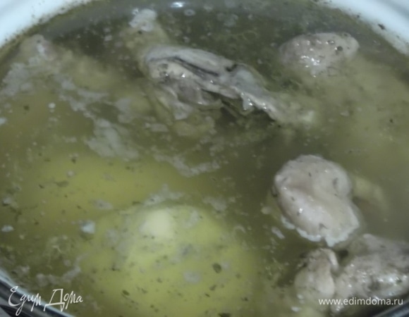 Картофель почистить, отварить в бульоне до готовности.