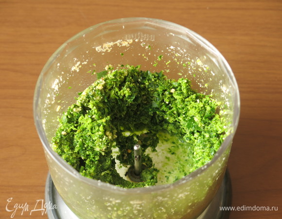Измельчаем миндаль с петрушкой и вливаем 20 мл вина белого сухого. Можно уменьшить количество зелени.