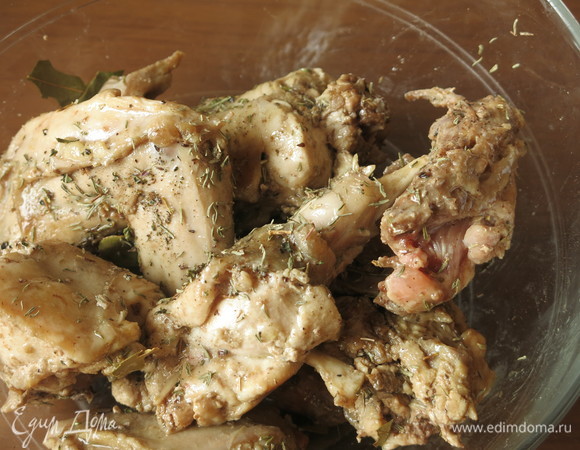 Кусочки кролика обваливаем в смеси трав (тимьян и орегано, лавровый лист).