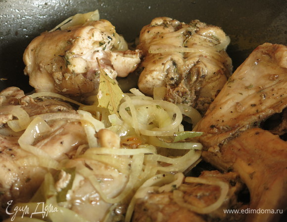 Кладем кролика на лук с чесноком. Тушим 2 минуты.