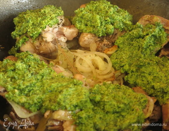 Выкладываем соус на кролика.