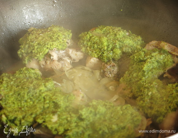 Даем пару минут протушиться без крышки, закрываем и тушим 10–15 минут.