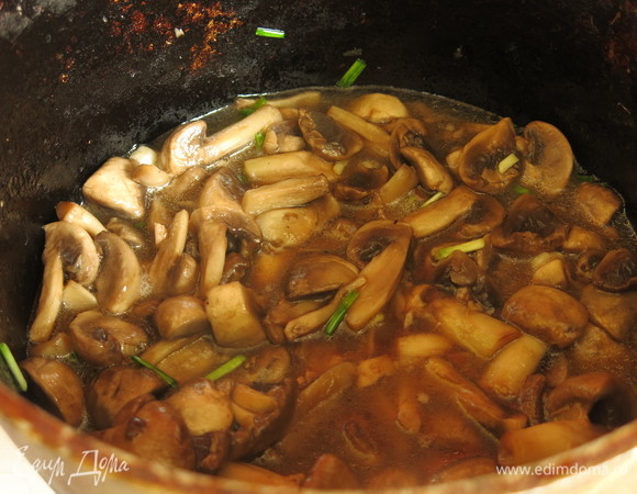 К кролику можно приготовить грибы. 0,5 кг обжариваем быстро на сильном огне на масле оливковом, нарезаем молодой чеснок, наливаем 50 мл вина, еще тушим, солим по вкусу. О быстрой обжарке грибов узнала на мастер-классе: большой огонь и быстрая обжарка — так грибы получаются сочными, не увариваются. В перечне продуктов эти ингредиенты (грибы, чеснок, вино) не указаны, чтобы вас не путать.