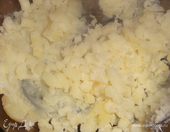 Картошку вынуть из бульона и размять. Добавить обратно в кастрюлю с пережаренными овощами.