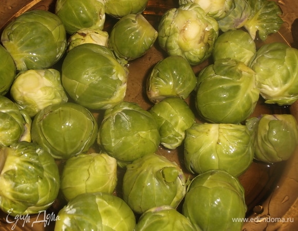 Капусту промыть, подчистить, если надо. Выложить в кастрюлю. Варить 15 минут. Посолить.