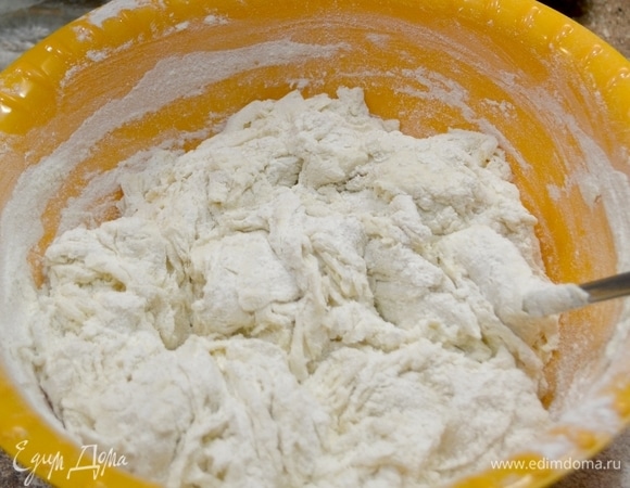 Всыпаем сухие дрожжи в миску, заливаем теплой водой или молоком. Полученную смесь вводим в просеянную и подсоленную муку, замешиваем тесто. В конце добавляем растительное масло и еще раз вымешиваем. Накрываем тесто пленкой, оставляем на 45 минут.