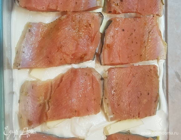 Сверху сметаны выложить рыбу.