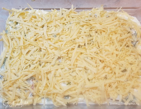Сыр натереть на крупной терке. Посыпать сверху. Запекать 20 минут.
