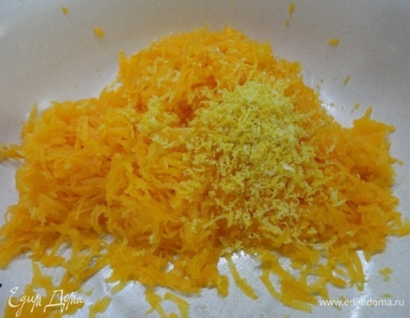 Тыкву и цедру одного лимона натереть на мелкой терке.