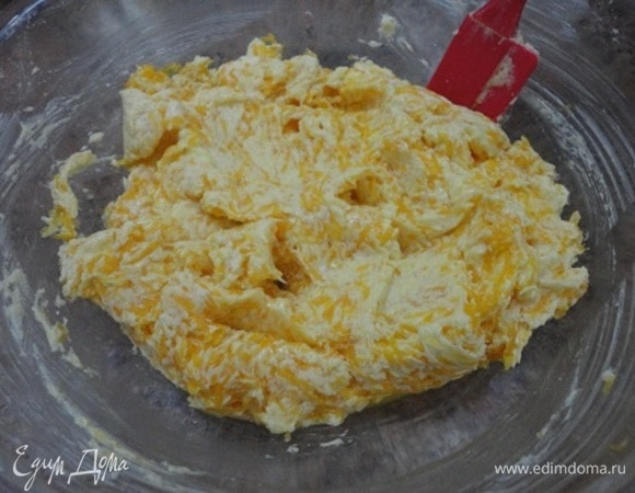 Соединить яично-масляную смесь с тыквой.