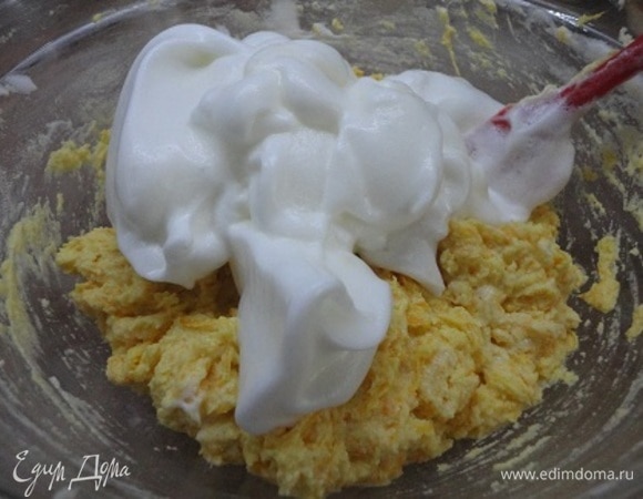 Белки взбить в крепкую пену и ввести в основную массу в два этапа. Вначале — одну треть. Хорошо все перемешать. Затем — остальные белки. Вновь перемешать, но уже осторожно. Выложить в форму диаметром не менее 23 см. Выпекать 45 минут при температуре 180–190°C.