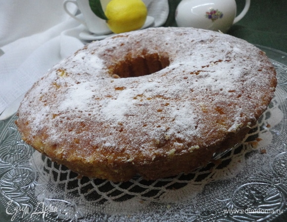 Для пропитки смешайте сок одного лимона с 1 ч. л. сахарной пудры. Еще горячий кекс прямо в форме проткните во многих местах деревянной шпажкой и полейте сиропом. Дайте остыть. Выньте из формы и посыпьте оставшейся сахарной пудрой.