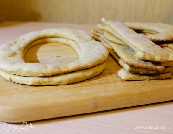 Можно использовать на одну букву по 2–3 коржа в зависимости от того, какое слово вы хотите испечь. Из оставшегося теста я испекла печенье (дети были довольны!).