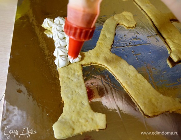 Для крема взбиваю сливки, сыр и сгущенное молоко. А теперь самый интересный и мой любимый момент — это пропитка кремом и украшение. Крем нужно поместить в кондитерский мешок (у меня насадка-цветок). Выдавить по очереди на каждый слой.