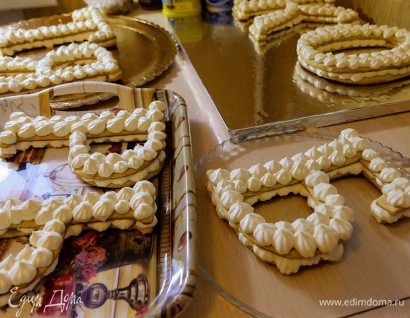 И самый волшебный момент — это украшение! Я выбрала желто-оранжевый цвет, поэтому для украшения использовала цветы, тыквенный мармелад, миндаль и конфетки.